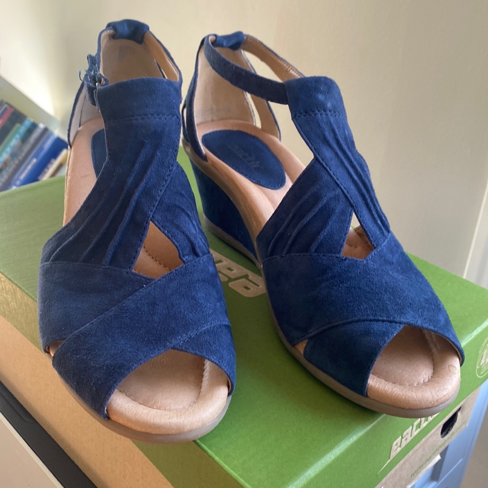 Earth Origins Women's Curvet Suede Peep-Toe Wedge Sandals Navy Blue US 8.0